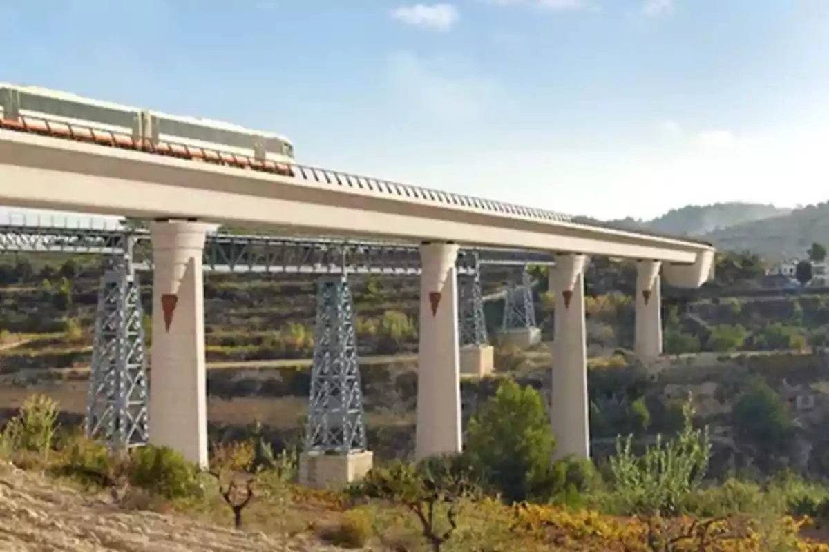 Tren de alta velocidad circulando sobre un viaducto elevado en un paisaje rural con colinas y vegetación. Tren de alta velocidad circulando sobre un viaducto elevado en un paisaje rural con colinas y vegetación.