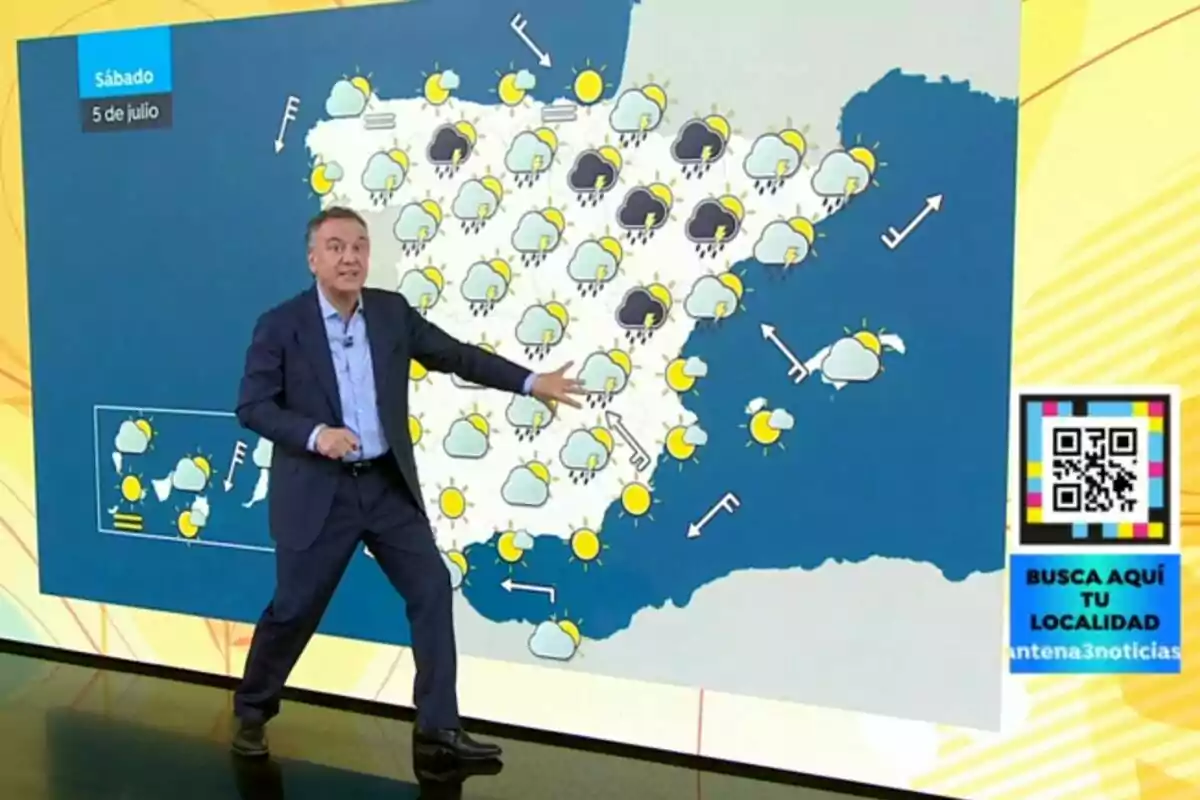 Roberto Brasero señalando un mapa de España con símbolos meteorológicos de sol, nubes y lluvias, junto a un código QR y un recuadro azul que invita a buscar la localidad. Roberto Brasero señalando un mapa de España con símbolos meteorológicos de sol, nubes y lluvias, junto a un código QR y un recuadro azul que invita a buscar la localidad.
