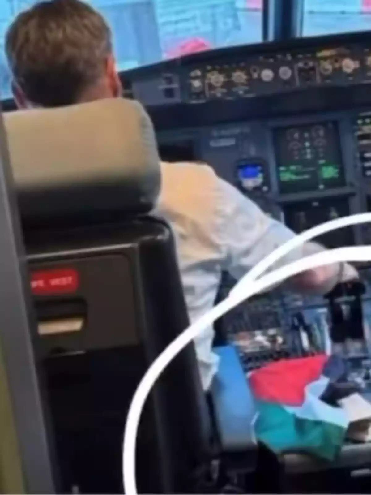 Piloto sentado en la cabina de un avión con una pizza sobre los controles Piloto sentado en la cabina de un avión con una pizza sobre los controles