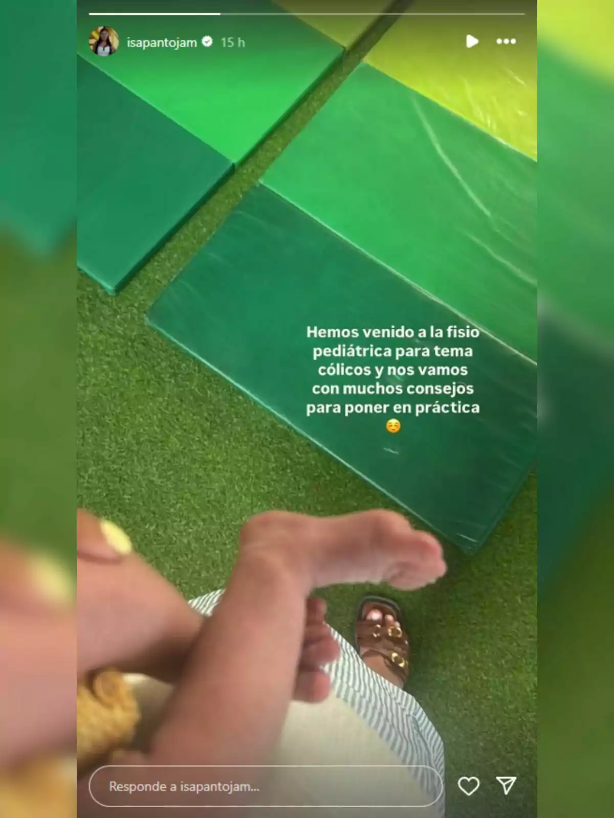 Isa Pantoja sostiene a un bebé en una sala con colchonetas verdes y césped artificial, mientras se lee un mensaje sobre una visita a fisioterapia pediátrica. Isa Pantoja sostiene a un bebé en una sala con colchonetas verdes y césped artificial, mientras se lee un mensaje sobre una visita a fisioterapia pediátrica.