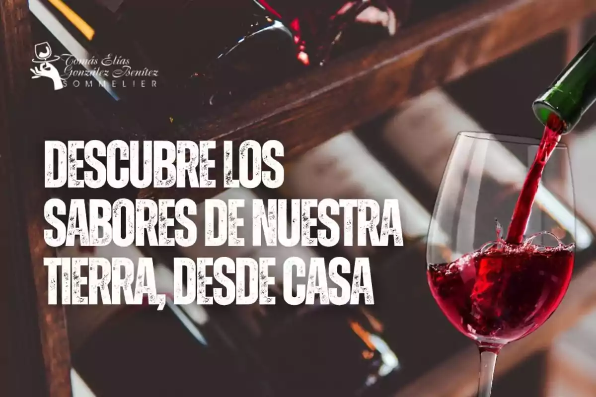 Copa de vino tinto siendo servida junto a una estantería de botellas y texto promocional invitando a descubrir sabores locales desde casa