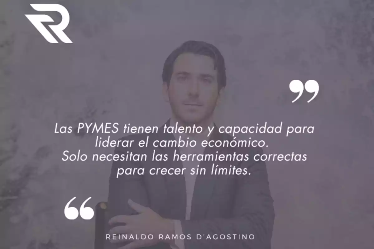 Hombre de traje con los brazos cruzados sobre un fondo gris, acompañado de una frase motivacional sobre el potencial de las PYMES para liderar el cambio económico y la importancia de contar con las herramientas adecuadas para crecer