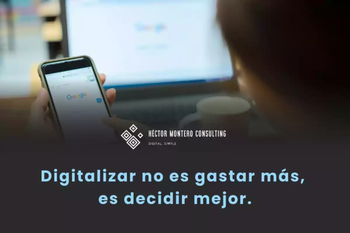Persona usando un teléfono móvil y una laptop con el texto Digitalizar no es gastar más es decidir mejor