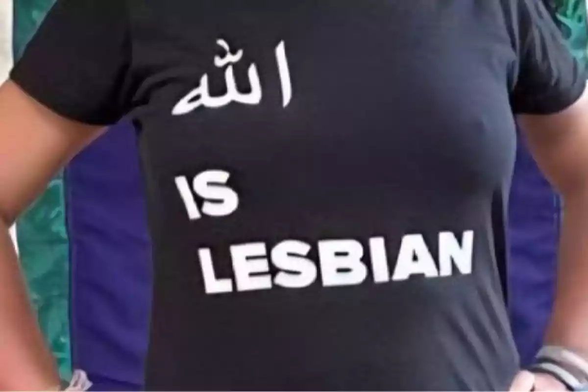 Persona usando una camiseta negra con texto en árabe y en inglés que dice Persona usando una camiseta negra con texto en árabe y en inglés que dice