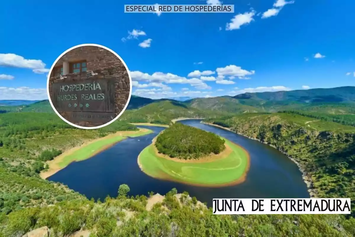 Vista panorámica de un meandro rodeado de montañas y vegetación bajo un cielo azul, con un recuadro que muestra el letrero de la Hospedería Hurdes Reales y el texto Junta de Extremadura