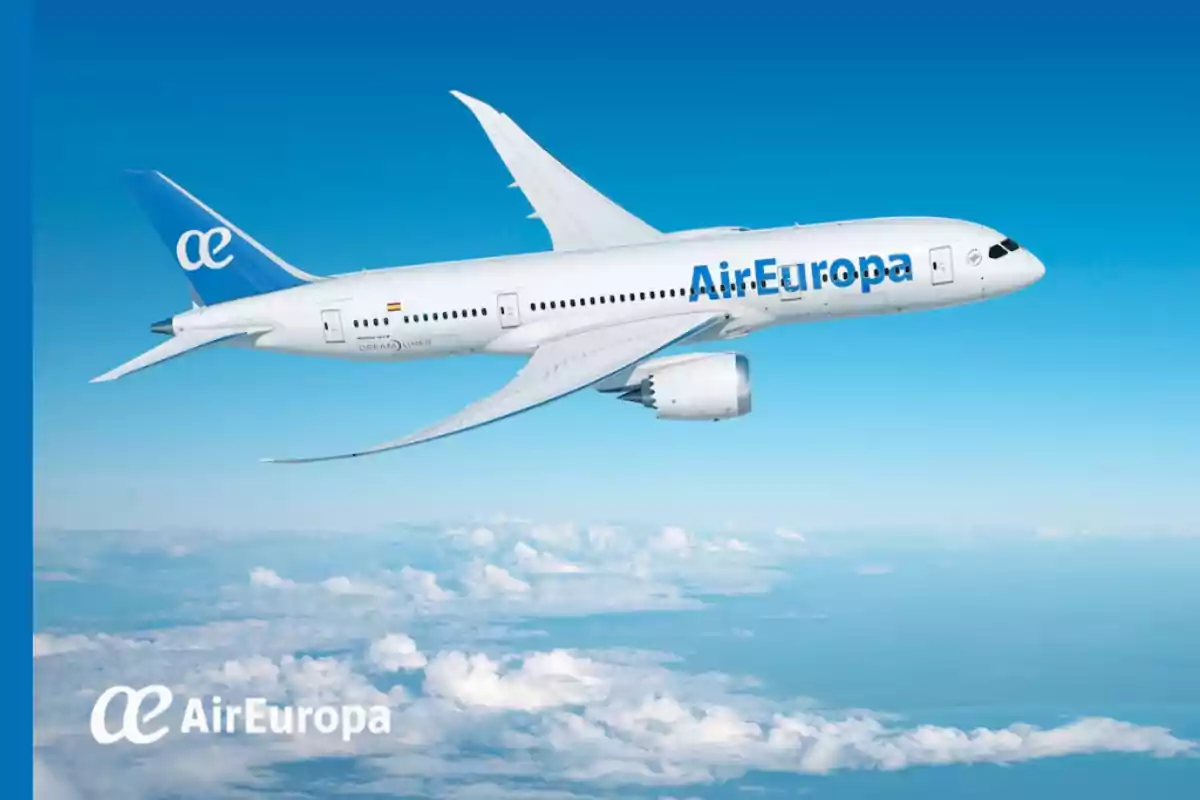 Avión de Air Europa volando sobre un cielo azul con nubes y el logotipo de la aerolínea en la esquina inferior izquierda