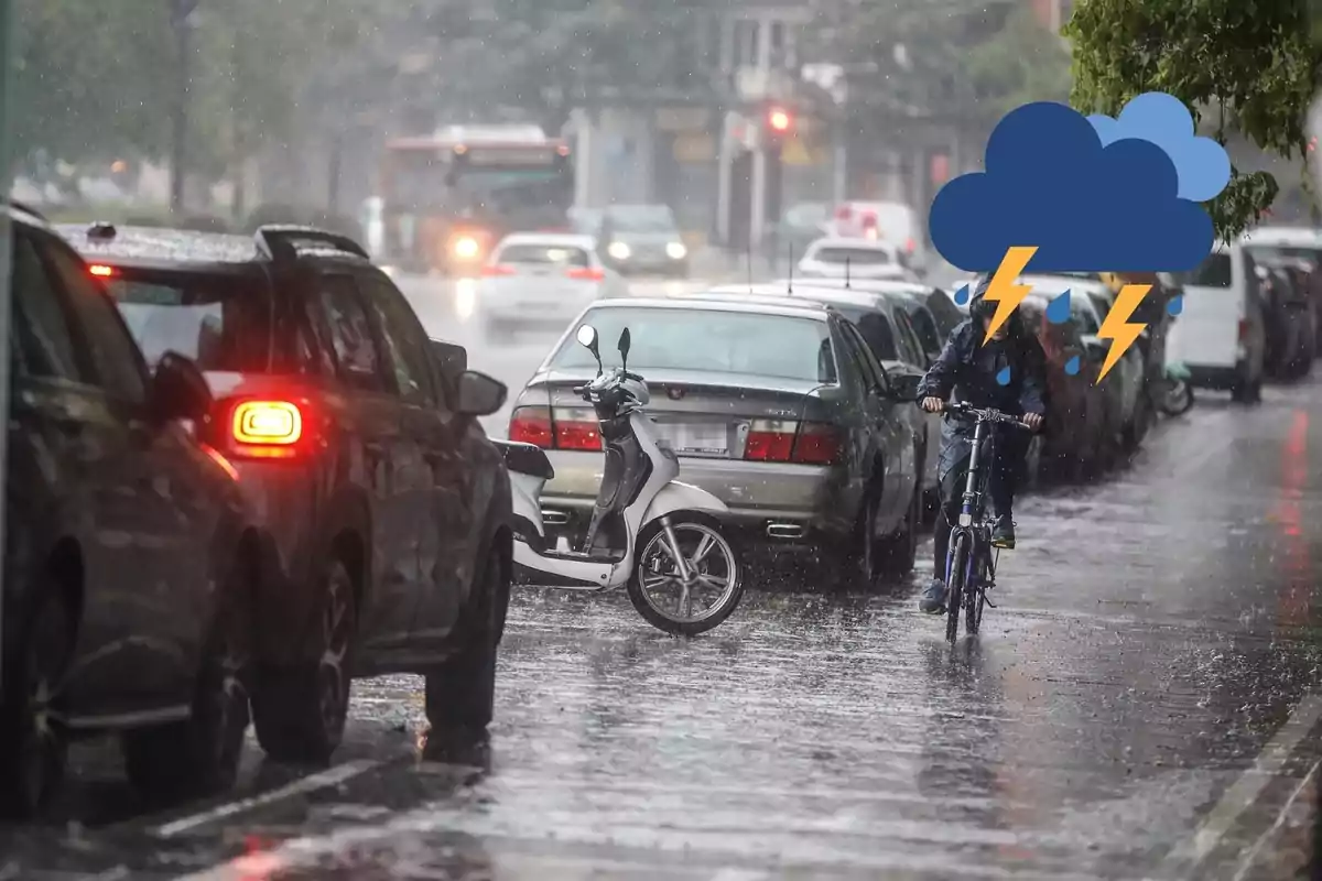 Persona en bicicleta circulando bajo la lluvia intensa en una calle con autos estacionados y tráfico, con un ícono de tormenta cubriendo su rostro