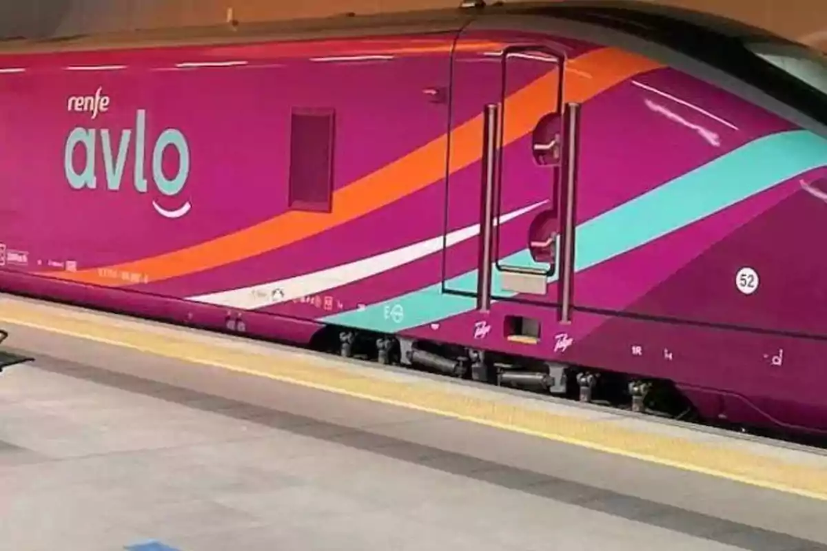 Tren de alta velocidad Avlo de Renfe en una estación con diseño moderno y colores llamativos Tren de alta velocidad Avlo de Renfe en una estación con diseño moderno y colores llamativos