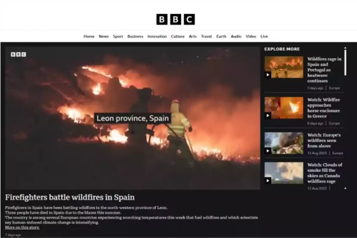 Bombero combatiendo un incendio forestal en la provincia de León en España con llamas intensas al fondo durante la noche Bombero combatiendo un incendio forestal en la provincia de León en España con llamas intensas al fondo durante la noche