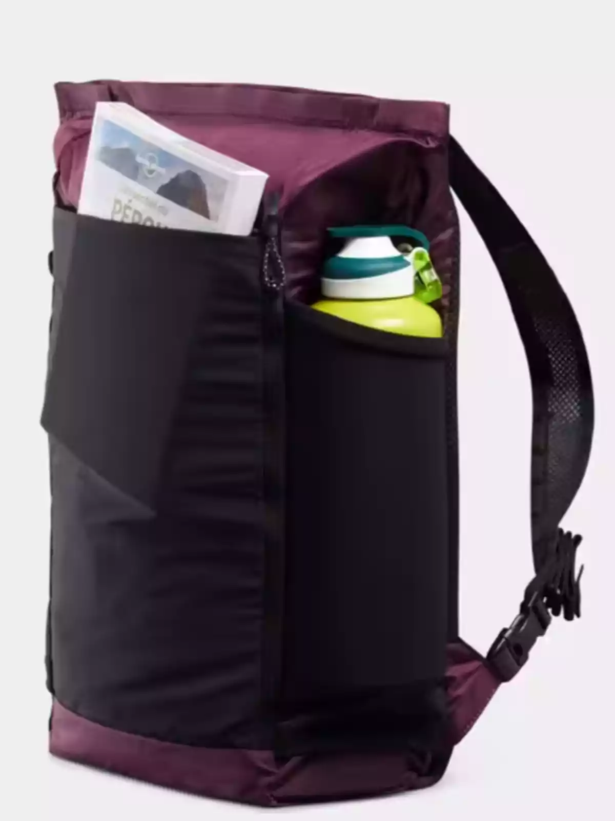 Mochila color vino con bolsillos laterales que contienen una guía de viaje y una botella verde Mochila color vino con bolsillos laterales que contienen una guía de viaje y una botella verde