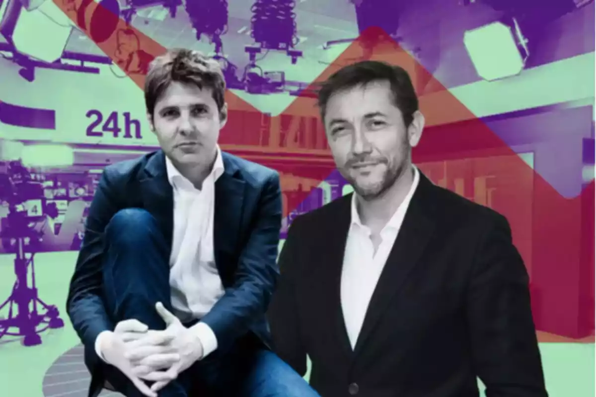 Dos hombres con traje posan en un estudio de televisión con luces y cámaras al fondo y un letrero de 24h en la pared Dos hombres con traje posan en un estudio de televisión con luces y cámaras al fondo y un letrero de 24h en la pared