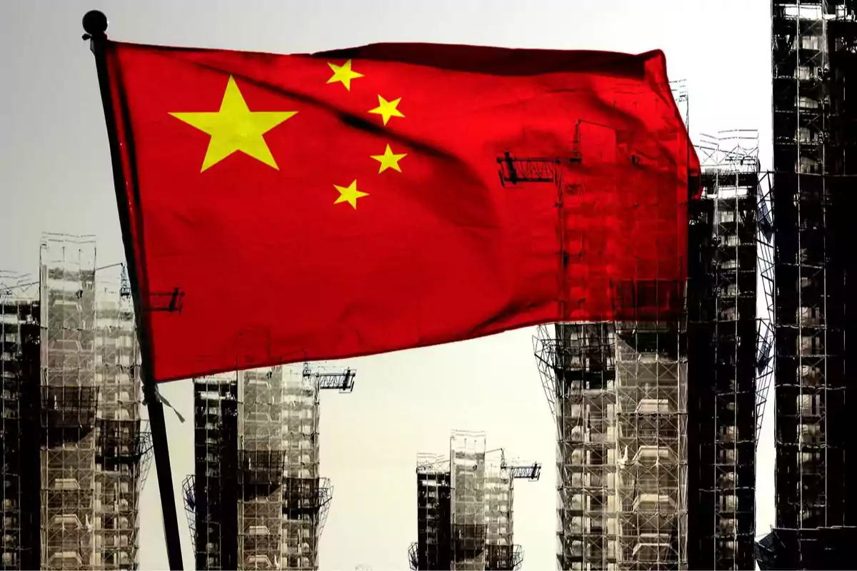 Bandera de China ondeando frente a varios edificios en construcción Bandera de China ondeando frente a varios edificios en construcción