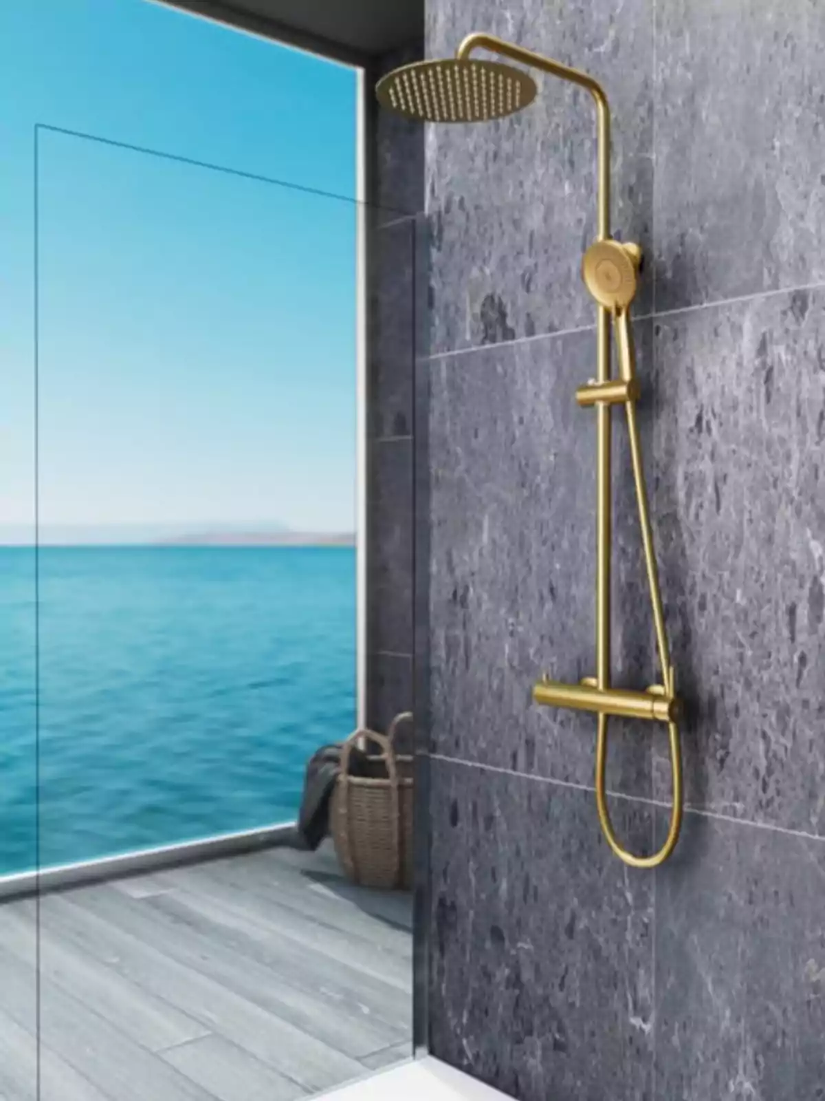 Ducha dorada moderna en baño con pared de mármol gris y vista al mar Ducha dorada moderna en baño con pared de mármol gris y vista al mar