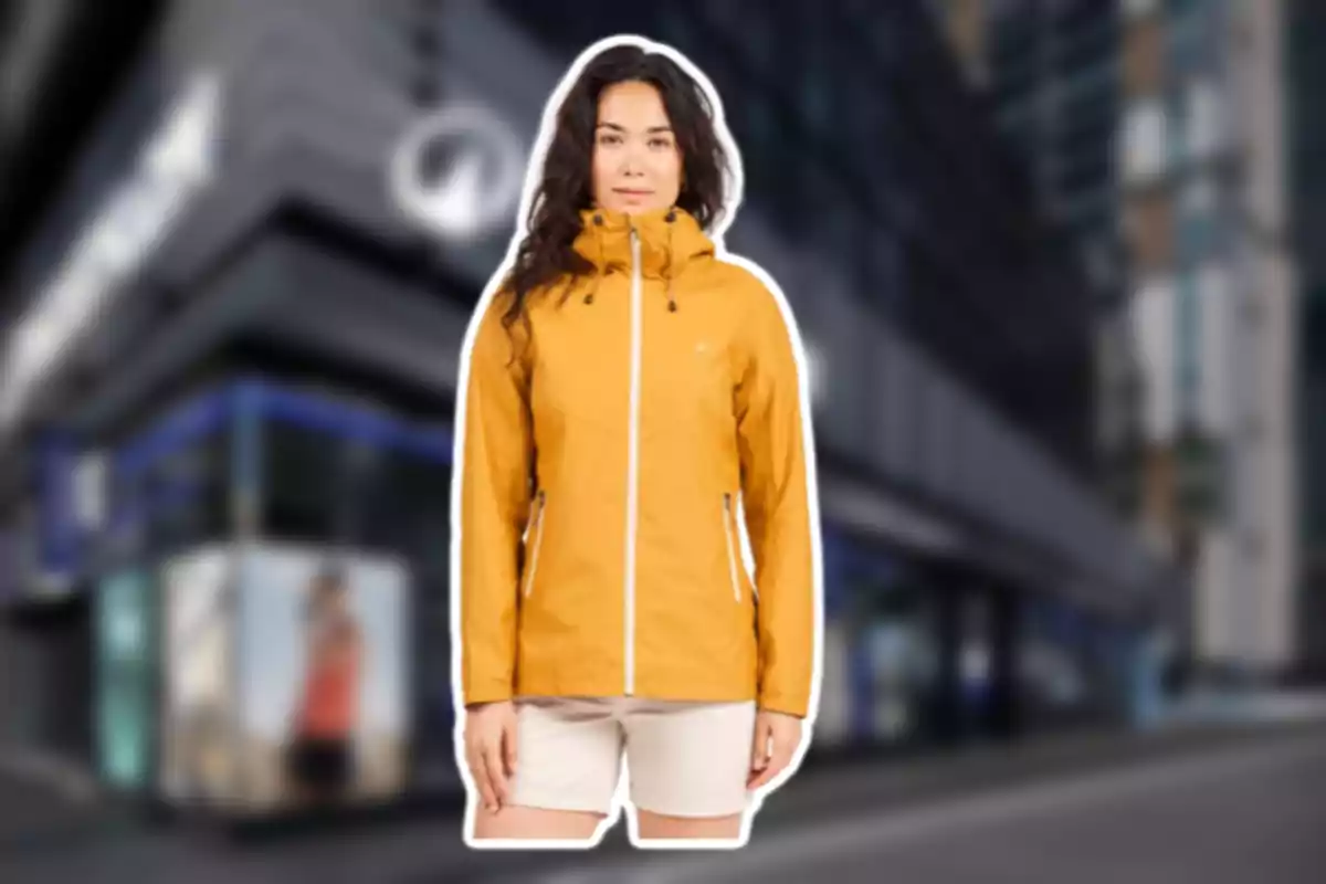 Mujer con chaqueta amarilla y shorts claros posando frente a un fondo urbano desenfocado Mujer con chaqueta amarilla y shorts claros posando frente a un fondo urbano desenfocado