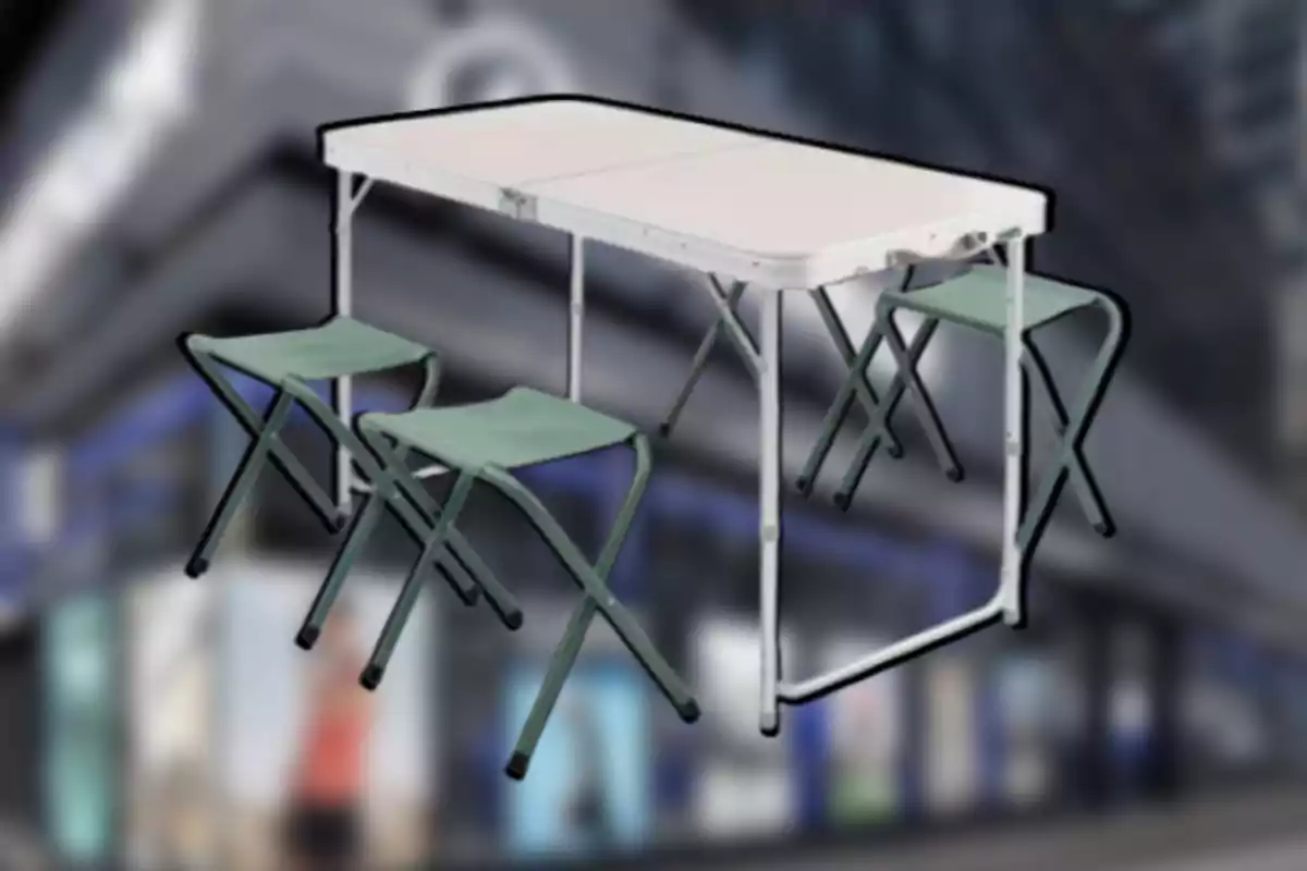 Mesa plegable blanca acompañada de cuatro sillas portátiles verdes sobre un fondo desenfocado. Mesa plegable blanca acompañada de cuatro sillas portátiles verdes sobre un fondo desenfocado.