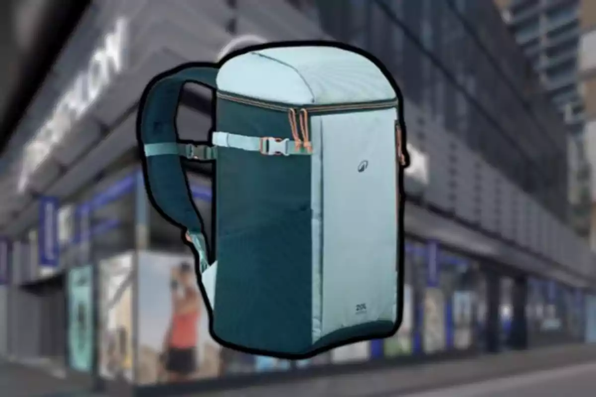 Mochila azul claro y verde con correas ajustables frente a una tienda desenfocada en la ciudad Mochila azul claro y verde con correas ajustables frente a una tienda desenfocada en la ciudad