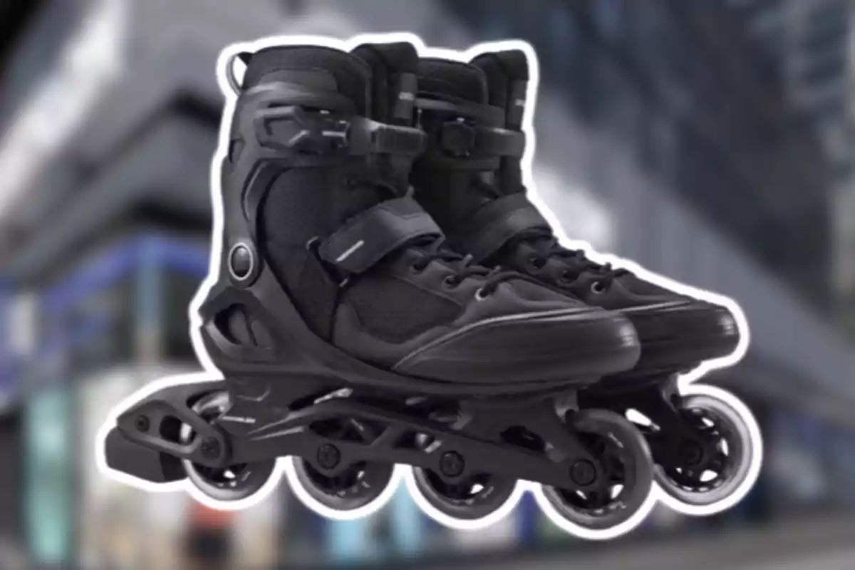 Patines en línea negros con fondo desenfocado de ciudad Patines en línea negros con fondo desenfocado de ciudad