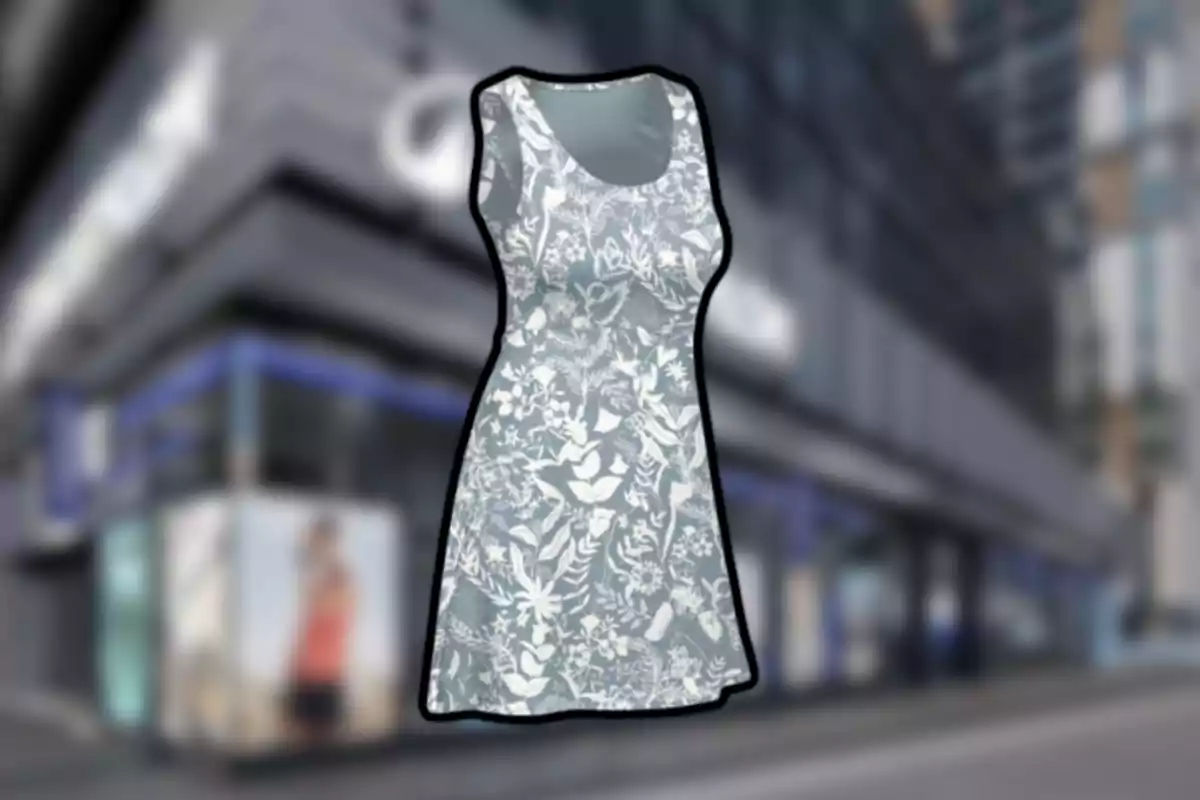 Vestido sin mangas con estampado floral blanco sobre fondo gris frente a una tienda desenfocada Vestido sin mangas con estampado floral blanco sobre fondo gris frente a una tienda desenfocada