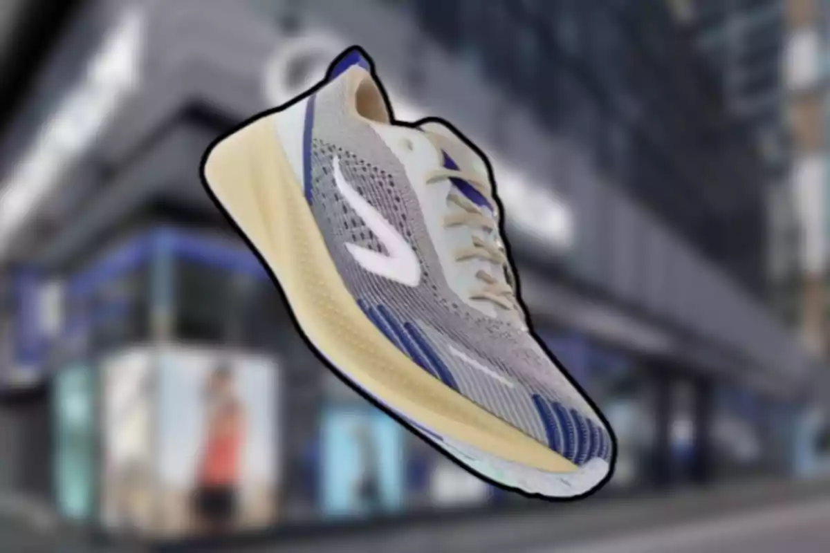 Zapatilla deportiva gris con detalles azules y suela beige sobre un fondo urbano desenfocado Zapatilla deportiva gris con detalles azules y suela beige sobre un fondo urbano desenfocado