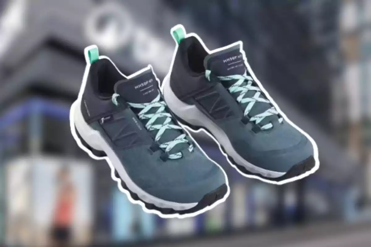 Un par de tenis deportivos color azul con detalles en verde menta y suela blanca sobre un fondo desenfocado. Un par de tenis deportivos color azul con detalles en verde menta y suela blanca sobre un fondo desenfocado.