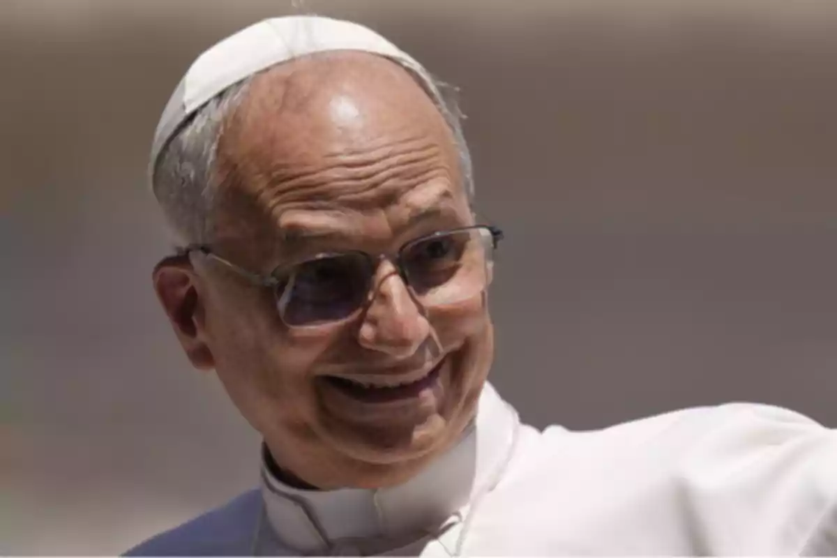 Hombre mayor con gafas y solideo blanco sonriendo con gesto amable Hombre mayor con gafas y solideo blanco sonriendo con gesto amable
