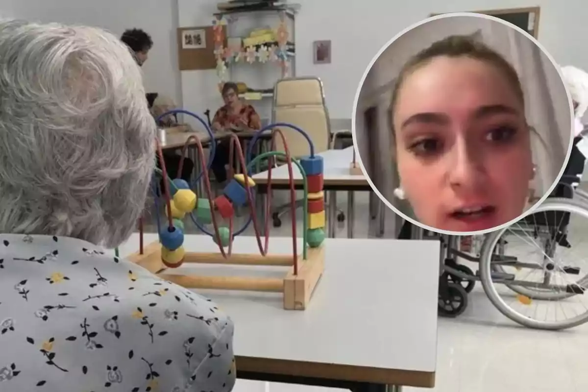 Una mujer mayor sentada en una mesa de una residencia con un juguete de madera y cuentas de colores mientras al fondo hay otras personas y una silla de ruedas, con un recuadro que muestra el rostro de una joven