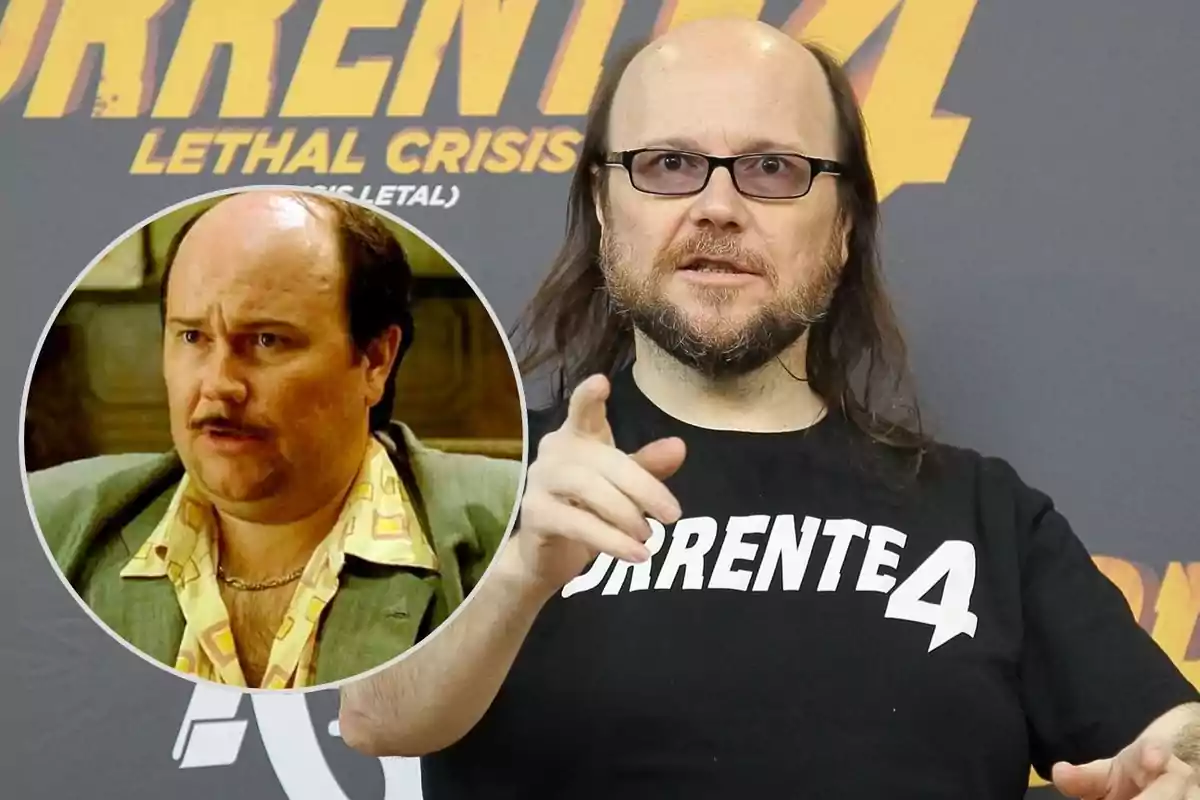 Hombre con gafas y barba usando una camiseta negra de Torrente 4 señalando hacia el frente con una imagen circular superpuesta mostrando al mismo hombre caracterizado como un personaje de película con bigote y camisa estampada