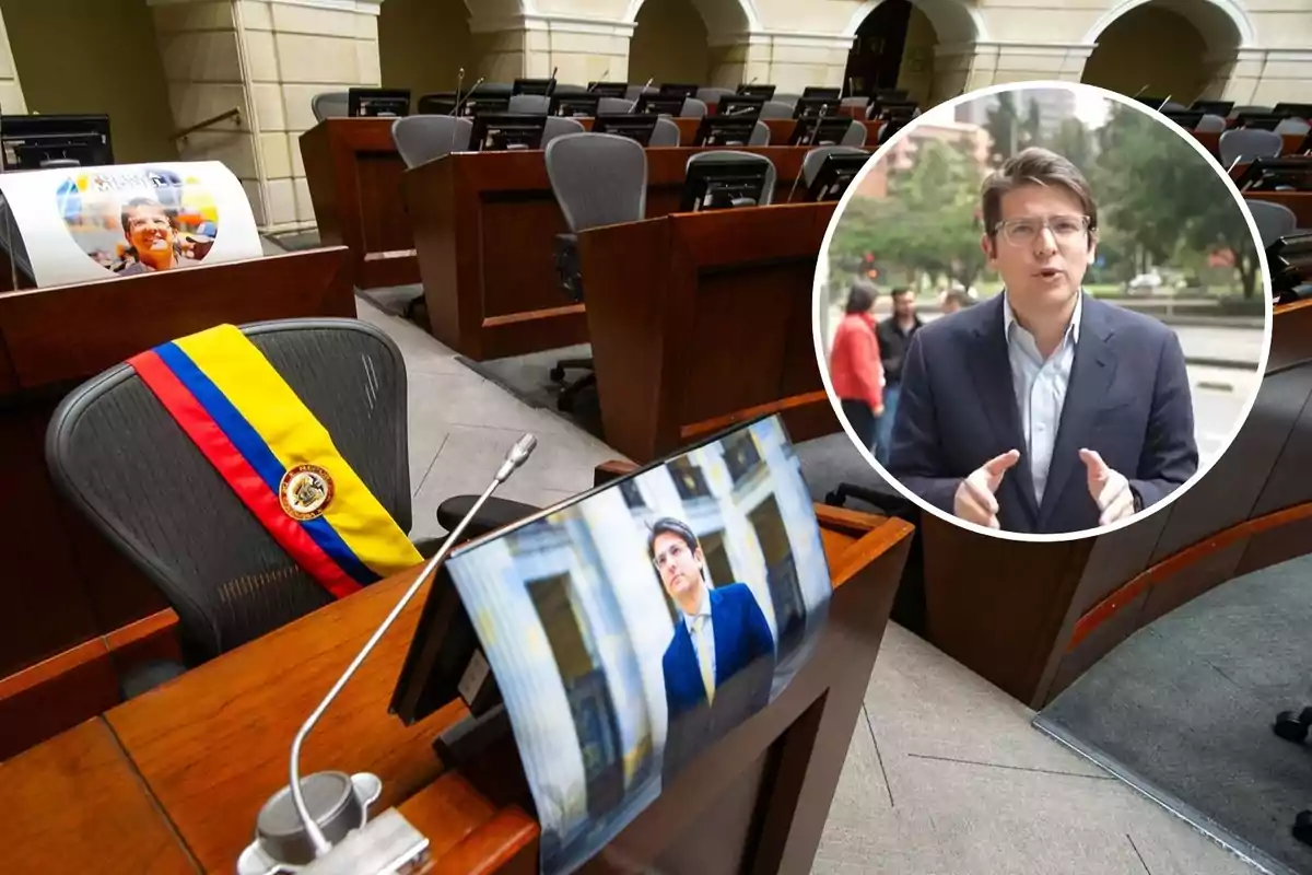 Un curul vacío en un recinto legislativo con una banda de Colombia y la foto de un hombre joven con gafas y saco azul, acompañado de un recuadro donde el mismo hombre aparece hablando al aire libre. Un curul vacío en un recinto legislativo con una banda de Colombia y la foto de un hombre joven con gafas y saco azul, acompañado de un recuadro donde el mismo hombre aparece hablando al aire libre.