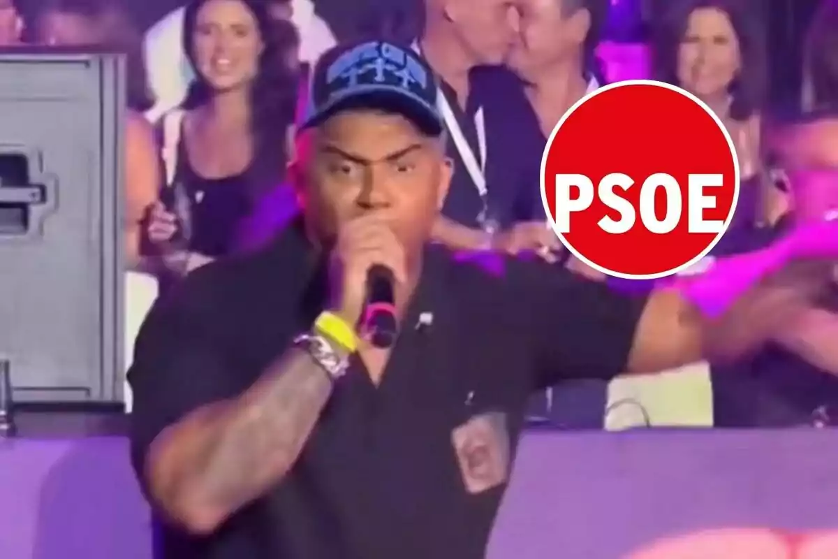 Un cantante con micrófono en mano actúa en un escenario con público al fondo y un logo rojo de PSOE superpuesto a la derecha