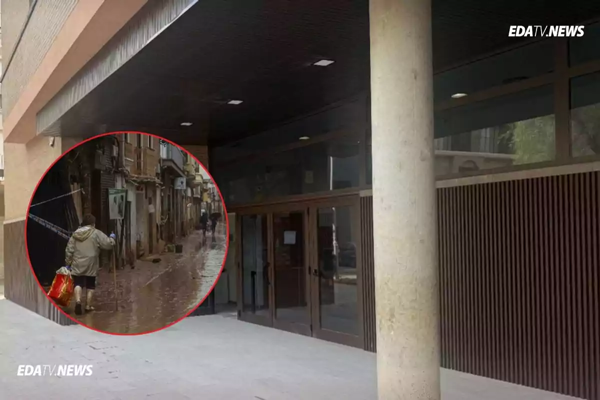 Entrada de un edificio moderno con una columna de cemento y una imagen superpuesta de una calle inundada donde una persona camina con botas y bolsas rojas
