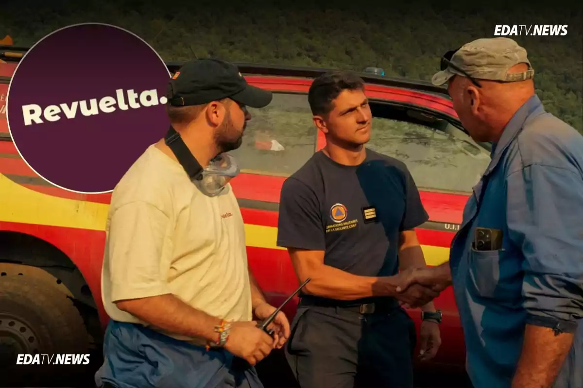 Tres hombres conversan y se dan la mano frente a un vehículo de emergencia rojo, uno de ellos lleva un walkie-talkie y otro viste uniforme de protección civil, en la esquina superior izquierda aparece un círculo con la palabra Revuelta y en la imagen se observan los logotipos de EDATV.NEWS.