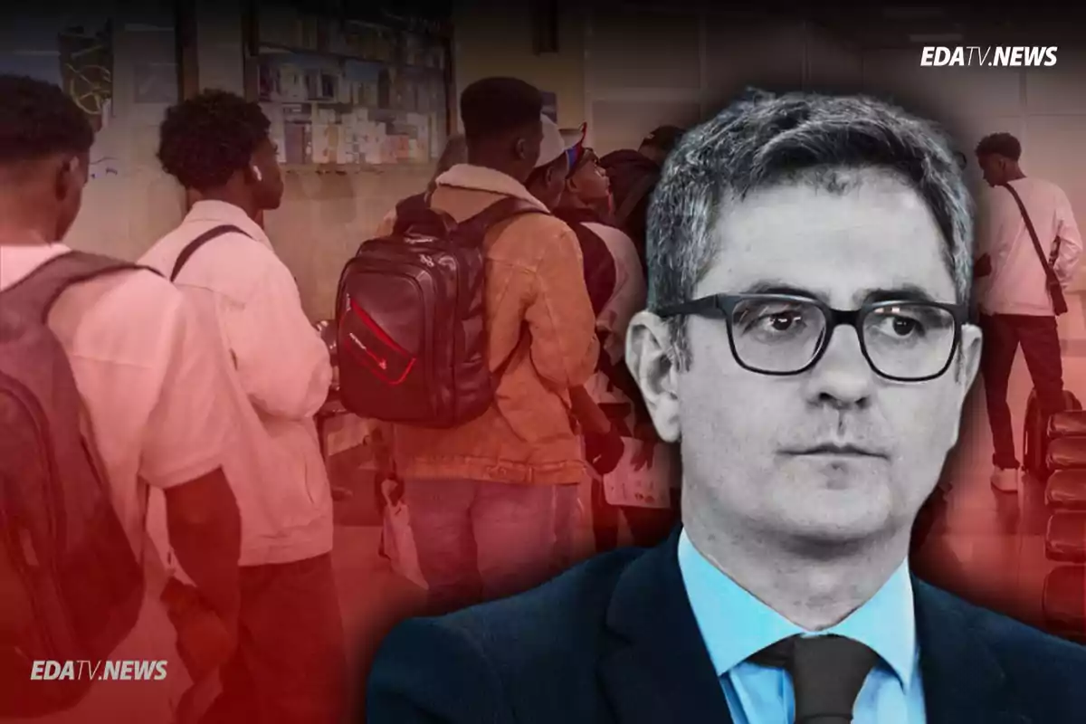Grupo de personas jóvenes con mochilas en fila dentro de un edificio y un hombre de traje y gafas en primer plano con expresión seria