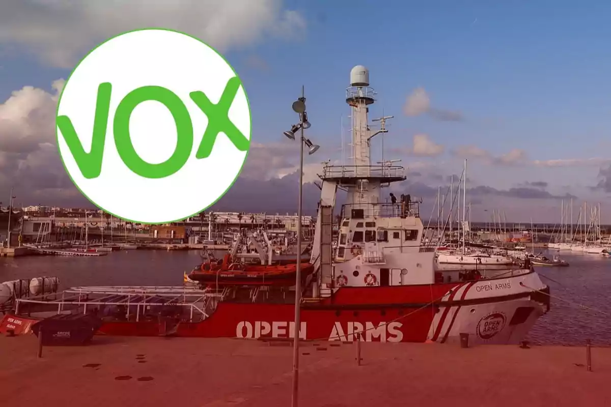 Logo de Vox en grande sobre una imagen de un barco de Open Arms atracado en un puerto con varios veleros al fondo