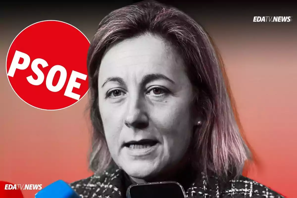 Mujer hablando frente a micrófonos con el logo del PSOE en el fondo
