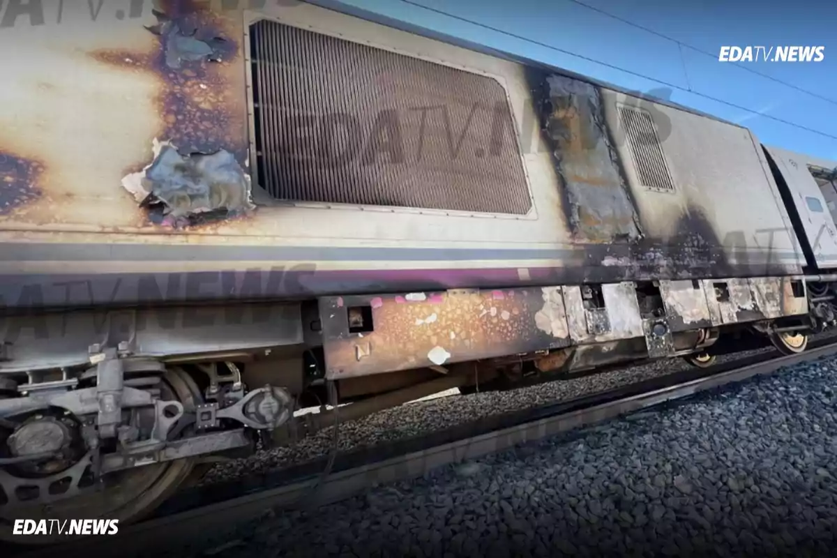 Tren con daños visibles por quemaduras en uno de sus vagones sobre las vías