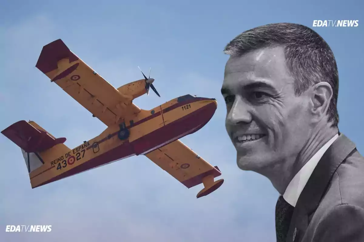 Avión amarillo y rojo del Reino de España en vuelo con el retrato en blanco y negro de un hombre sonriente en primer plano sobre un cielo azul