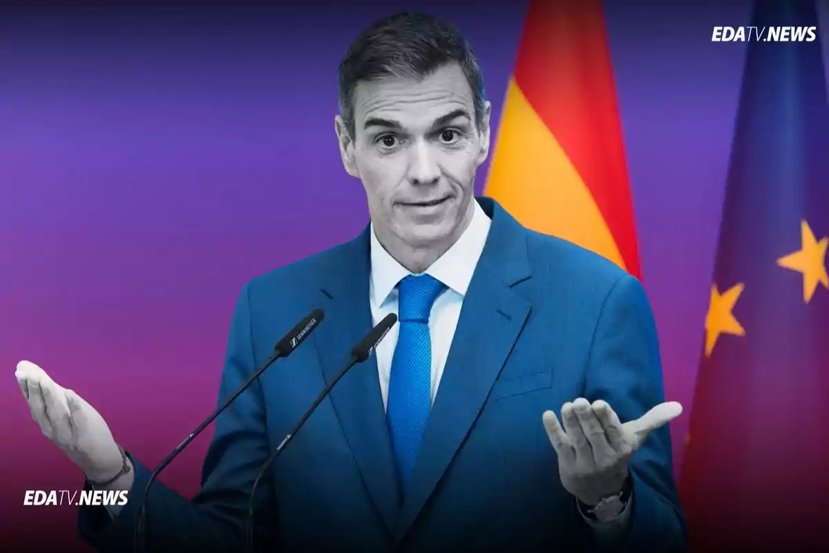 Hombre con traje azul hablando en una conferencia de prensa con banderas de España y la Unión Europea de fondo