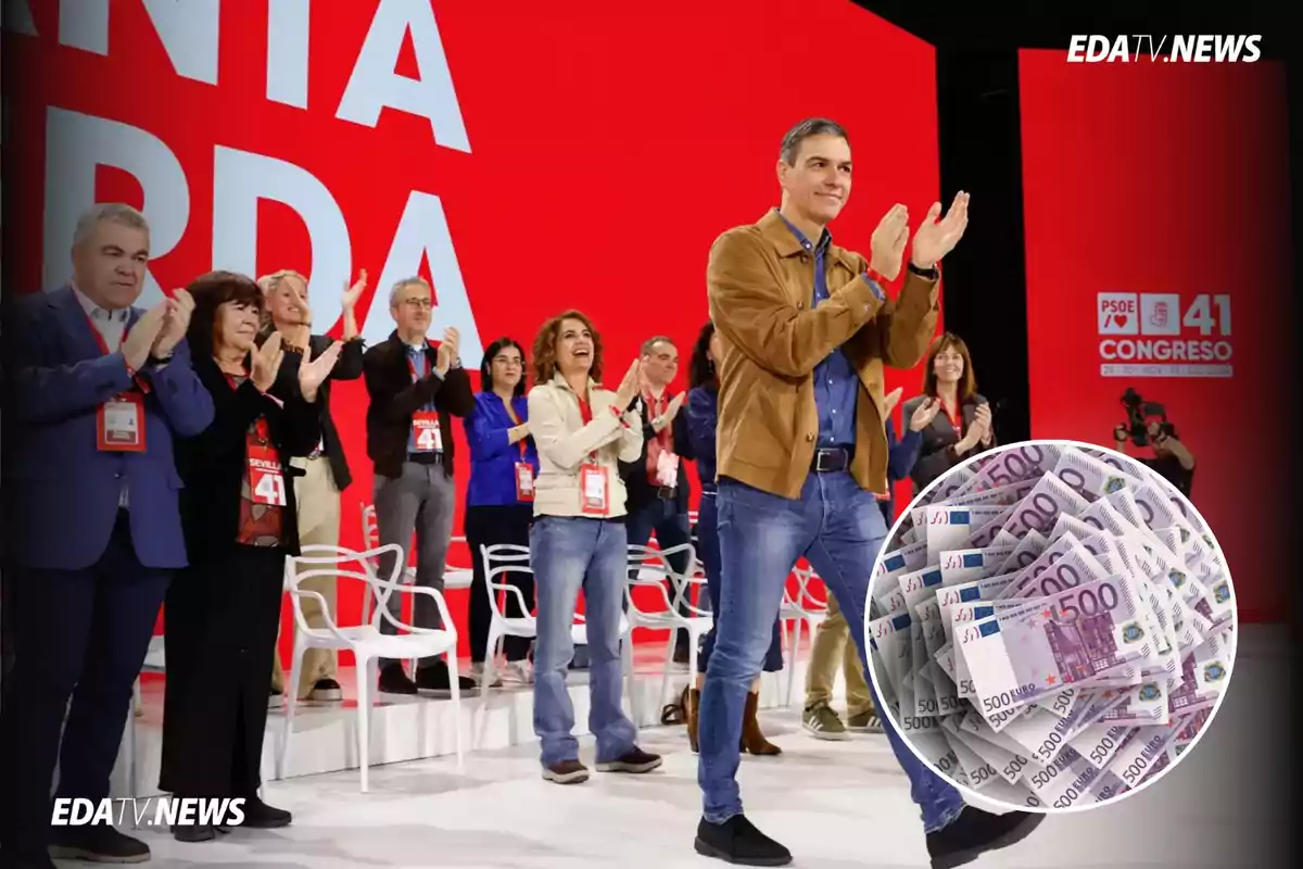 Un grupo de personas aplaude en un escenario con fondo rojo y logotipos del PSOE mientras en la esquina inferior derecha aparece un montaje de billetes de 500 euros