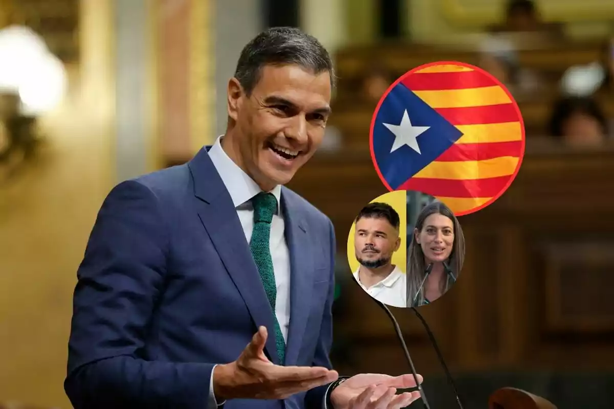 Un hombre con traje azul sonríe mientras habla en un podio, al fondo aparece una bandera estelada y dos personas en un círculo superpuesto