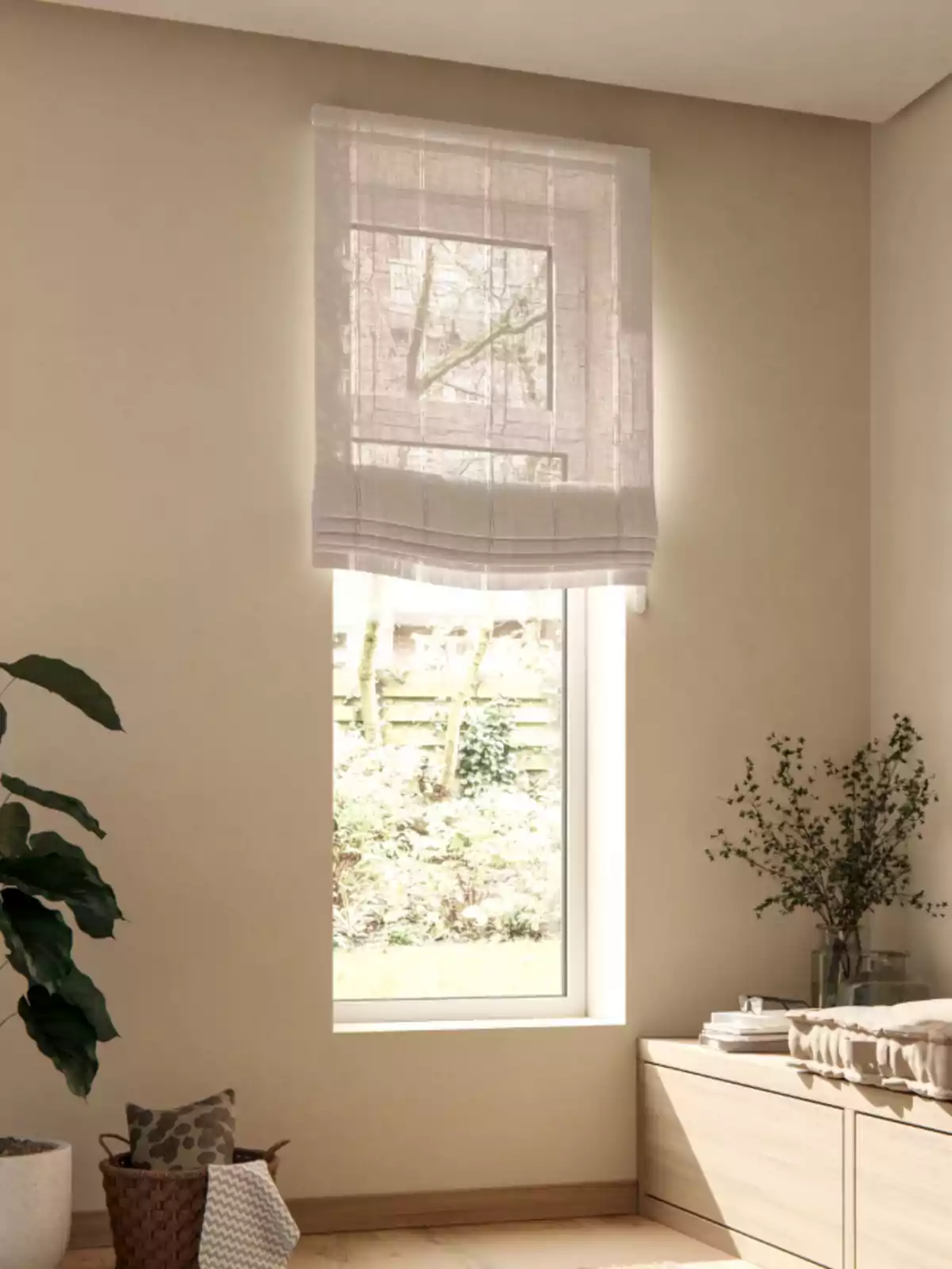 Ventana con cortina translúcida en una habitación luminosa decorada con plantas y muebles de madera clara Ventana con cortina translúcida en una habitación luminosa decorada con plantas y muebles de madera clara