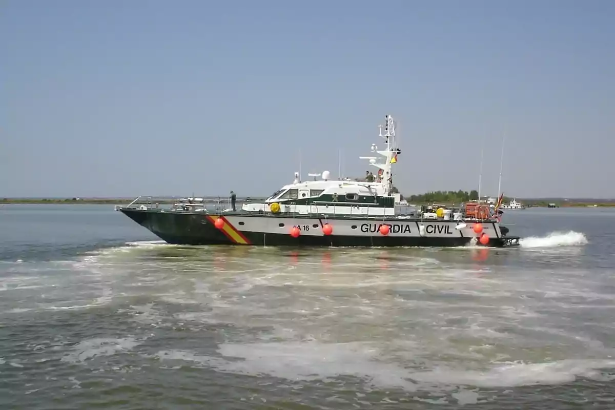 Patrullera de la Guardia Civil navegando en aguas tranquilas durante el día Patrullera de la Guardia Civil navegando en aguas tranquilas durante el día