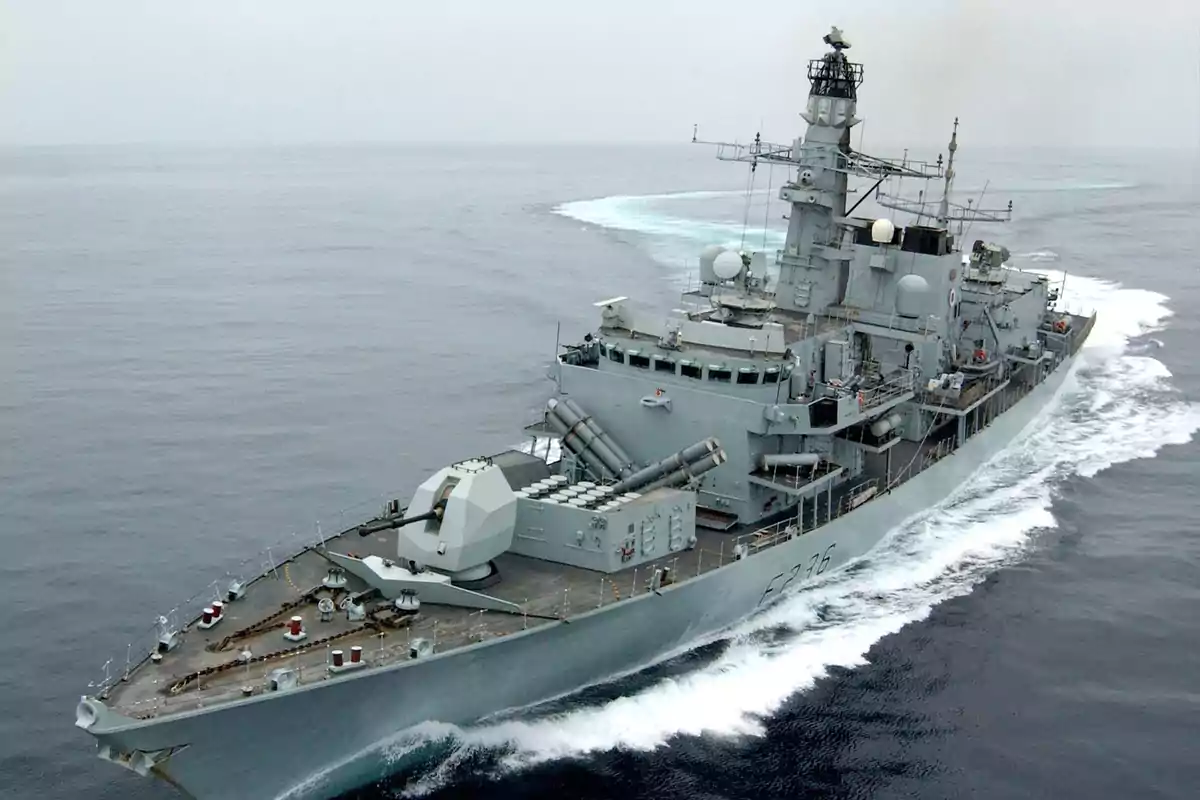 Buque de guerra navegando a alta velocidad en mar abierto Buque de guerra navegando a alta velocidad en mar abierto