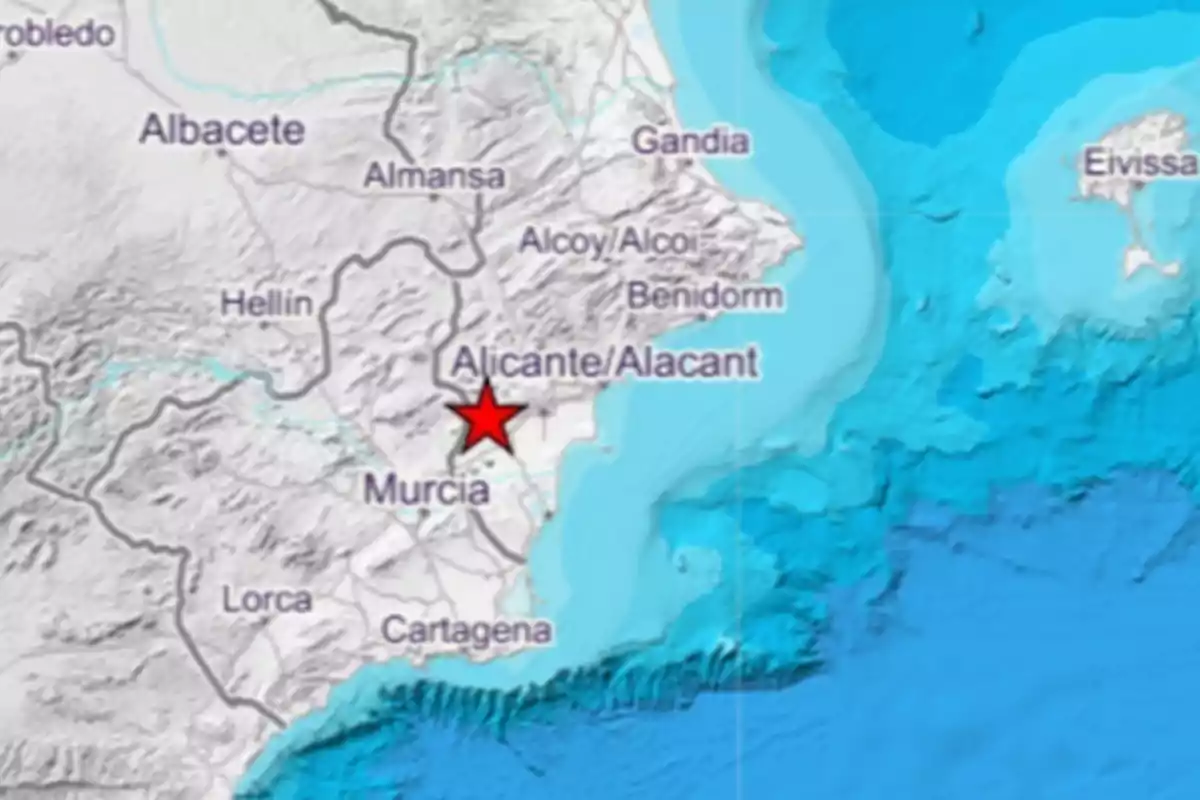 Mapa del sureste de España con una estrella roja que marca una ubicación entre Alicante y Murcia