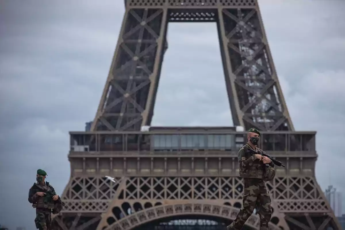 Dos menores fueron detenidos en Francia por planear atentados contra la Torre Eiffel