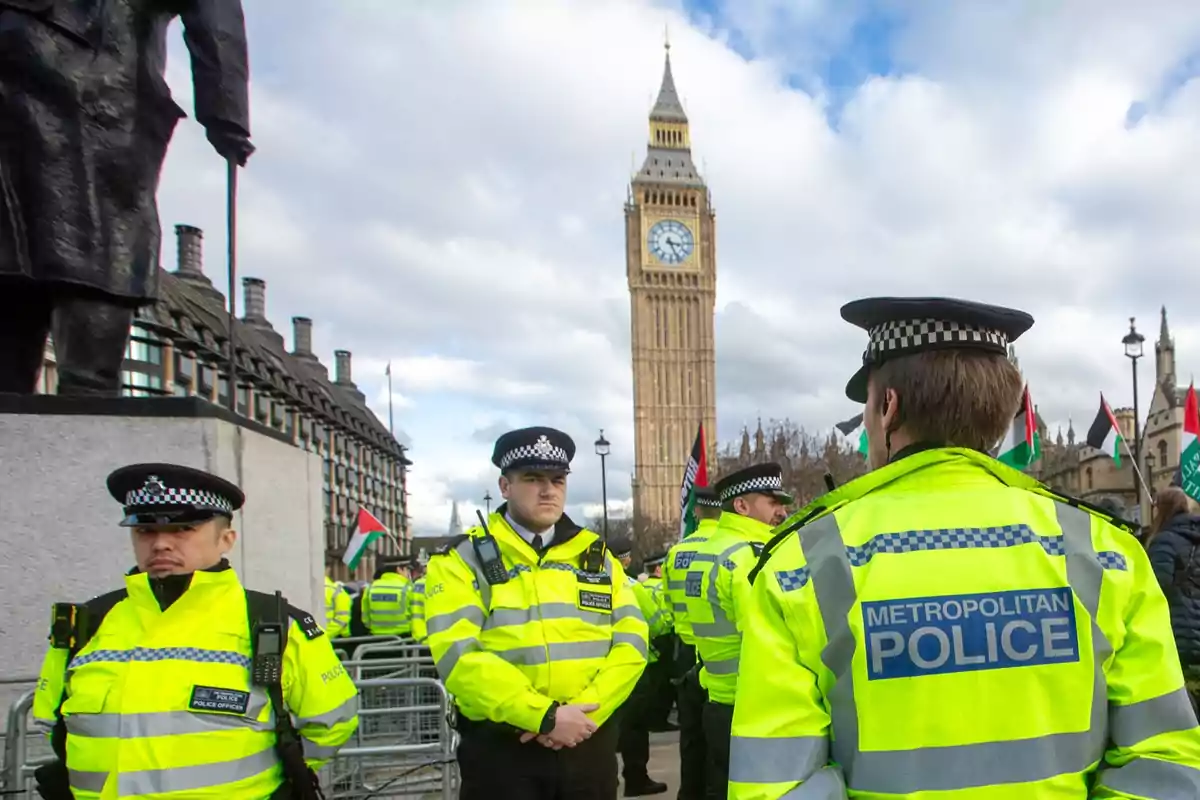 Policías metropolitanos con chalecos amarillos resguardan una manifestación cerca del Big Ben en Londres Policías metropolitanos con chalecos amarillos resguardan una manifestación cerca del Big Ben en Londres