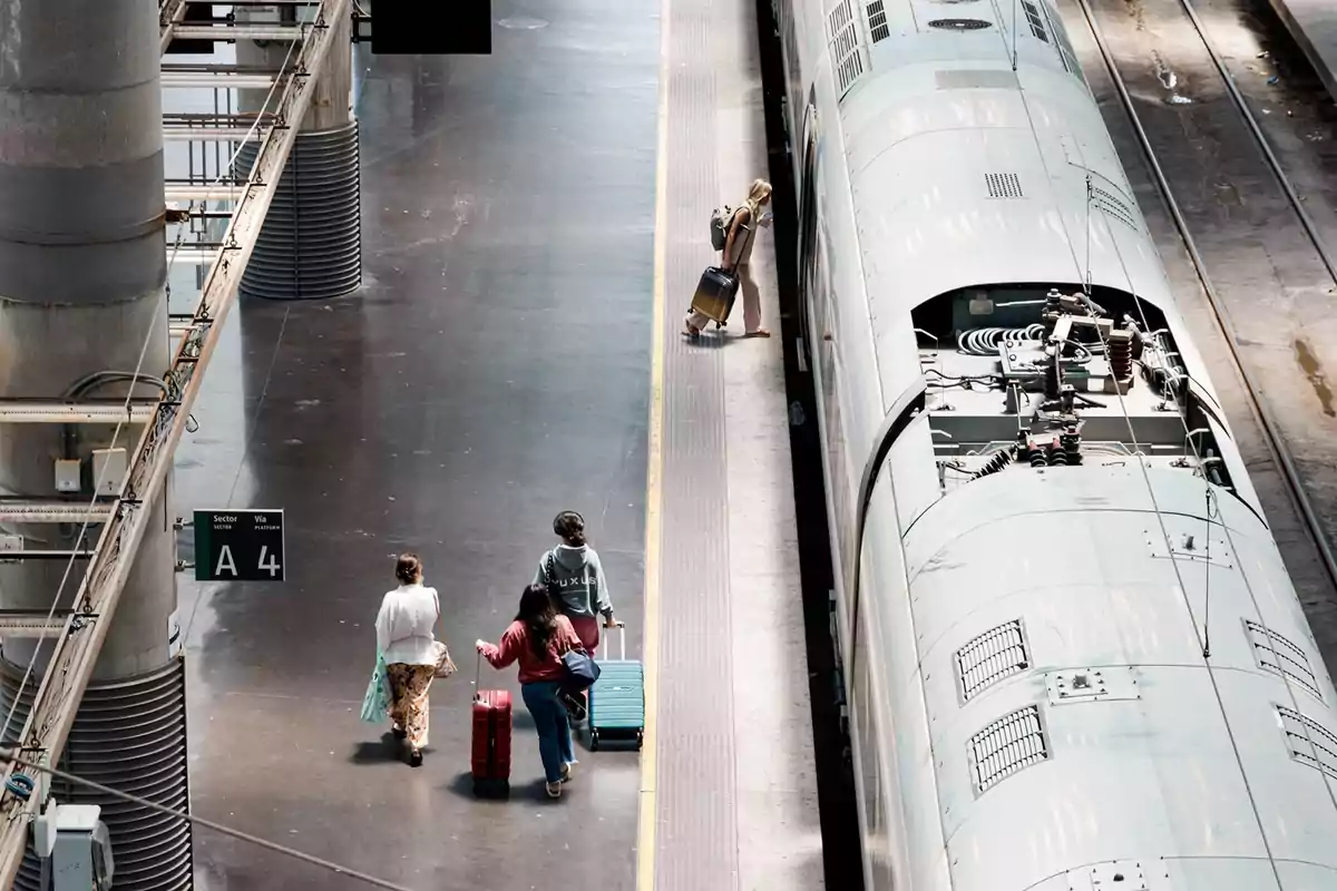 Personas caminando por un andén de estación de tren con maletas mientras una mujer se dispone a subir a un tren moderno Personas caminando por un andén de estación de tren con maletas mientras una mujer se dispone a subir a un tren moderno