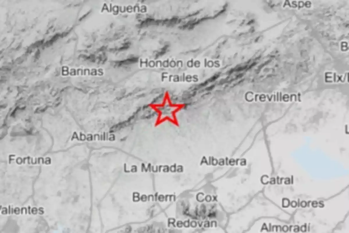Mapa en blanco y negro de una zona geográfica con nombres de localidades y una estrella roja resaltando un punto cerca de Hondón de los Frailes Mapa en blanco y negro de una zona geográfica con nombres de localidades y una estrella roja resaltando un punto cerca de Hondón de los Frailes
