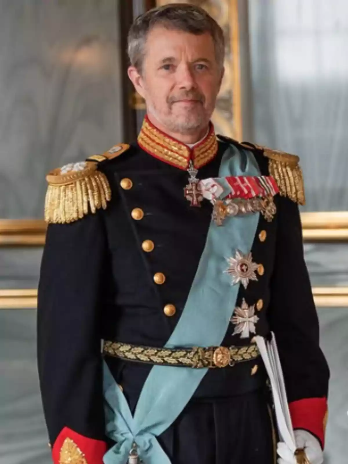 Hombre de mediana edad con barba canosa vistiendo un uniforme militar de gala con charreteras doradas, banda azul y varias condecoraciones Hombre de mediana edad con barba canosa vistiendo un uniforme militar de gala con charreteras doradas, banda azul y varias condecoraciones