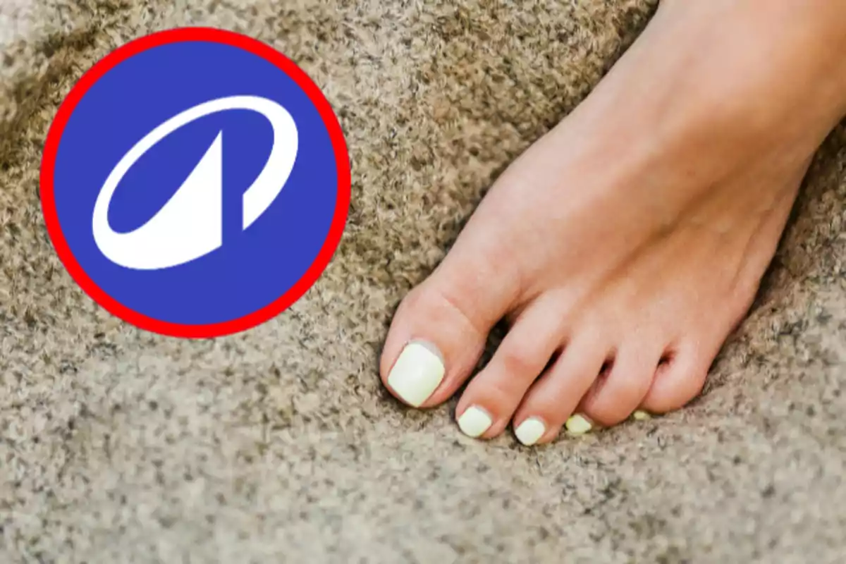 Pie descalzo sobre una superficie alfombrada con un círculo azul y rojo que contiene un diseño blanco Pie descalzo sobre una superficie alfombrada con un círculo azul y rojo que contiene un diseño blanco