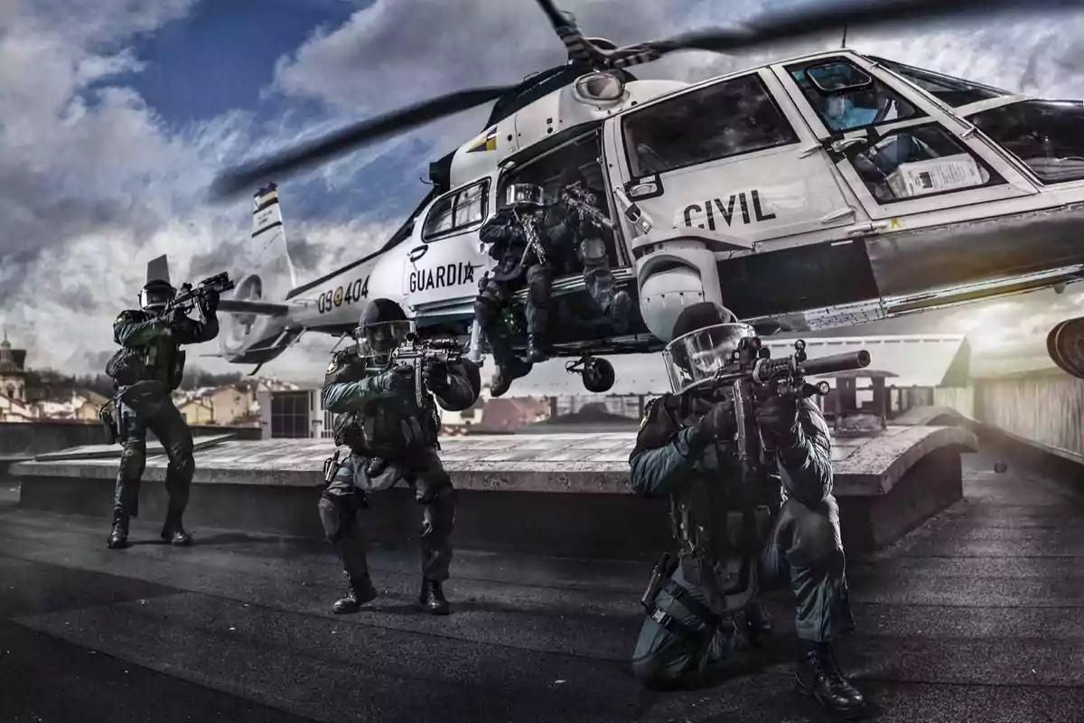 Agentes fuertemente armados de la Guardia Civil descendiendo de un helicóptero en una operación táctica sobre una azotea